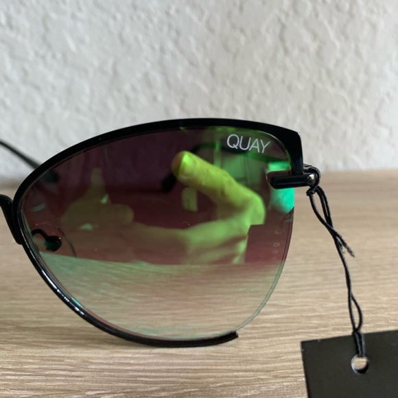 Quay Dusk to Dawn Sunglasses - Picture 6 of 7